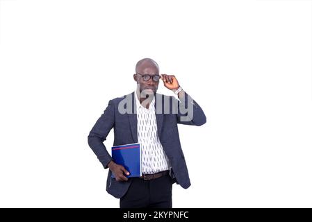 Porträt eines seriösen, erwachsenen Geschäftsmanns, der ein Dokument in der Hand hält und seine Brille trägt. Stockfoto