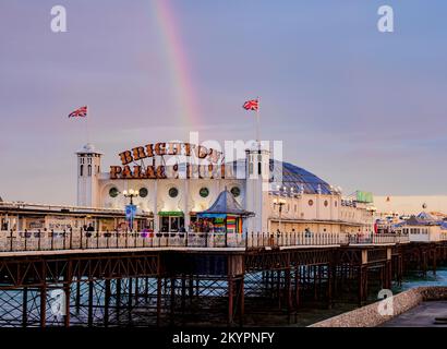 Regenbogen über dem Brighton Palace Pier, City of Brighton und Hove, East Sussex, England, Großbritannien Stockfoto