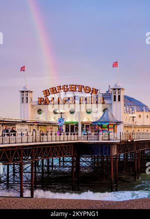 Regenbogen über dem Brighton Palace Pier, City of Brighton und Hove, East Sussex, England, Großbritannien Stockfoto