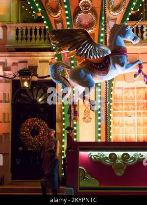 Annabels privater Club Weihnachtsfassade Carousel of Dreams bietet ein traditionelles Feeling-Thema mit Pegasus-Pferden. Berkeley Square London. Stockfoto