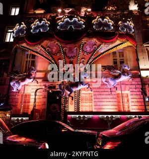 Annabels privater Club Weihnachtsfassade Carousel of Dreams bietet ein traditionelles Feeling-Thema mit Pegasus-Pferden. Berkeley Square London. Stockfoto