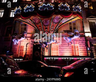 Annabels privater Club Weihnachtsfassade Carousel of Dreams bietet ein traditionelles Feeling-Thema mit Pegasus-Pferden. Berkeley Square London. Stockfoto