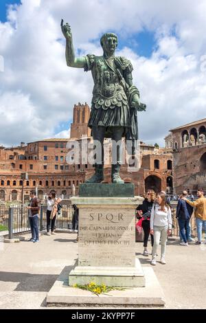 Statue von Gaius Julius Caesar, Via dei Fori Imperiali, Rom (Roma), Region Latium, Italien Stockfoto