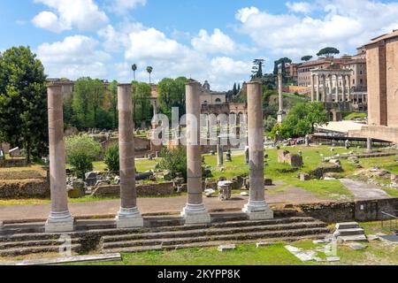 Ruinen des Forum Romanum (Forum Romanum) von der Via della Curia, dem Zentrum von Rom, Rom (Roma), der Region Latium, Italien Stockfoto