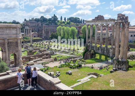 Ruinen des Forum Romanum (Forum Romanum) von der Via della Curia, dem Zentrum von Rom, Rom (Roma), der Region Latium, Italien Stockfoto