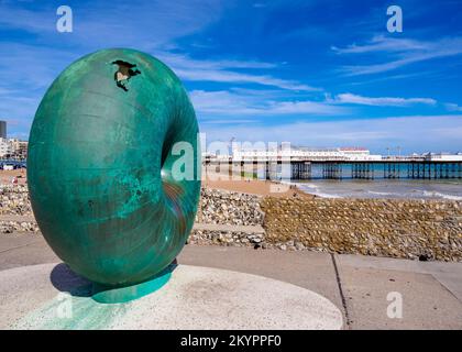 Float Sculpture in der Nähe von Brighton Palace Pier, City of Brighton and Hove, East Sussex, England, Großbritannien Stockfoto