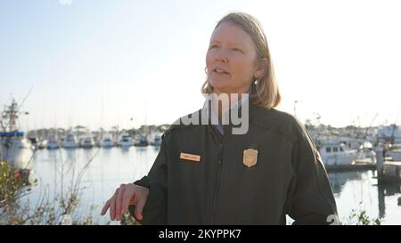 Ventura, USA. 1.. Dezember 2022. Annie Little, leitende Managerin für natürliche Ressourcen im Channel Islands National Park, wird bei einem Interview am 29. November 2022 in Ventura, Kalifornien, USA, gesehen. Die bevorstehende UN-Konferenz über die biologische Vielfalt wird für die Zukunft des Naturschutzes von entscheidender Bedeutung sein, ein Mitarbeiter der USA Der National Park Service hat es Xinhua in einem Interview erzählt. Kredit: Zeng Hui/Xinhua/Alamy Live News Stockfoto