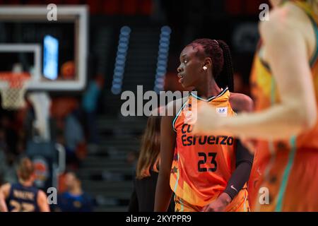 Valencia, Spanien. 01.. Dezember 2022. AWA Fam #23 von Valencia Basket während der Endesa Women's League in der Fuente de San Luis Sport Hall gesehen. Endstand: Valencia Basket 91:34 Barca Basquet CBS. Kredit: SOPA Images Limited/Alamy Live News Stockfoto
