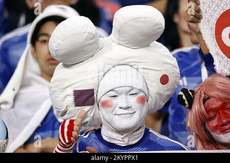 Ar-Rayyan, Katar. 1. Dezember 2022, Supporters of Japan beim FIFA World Cup Qatar 2022 Group E Match zwischen Japan und Spanien im Khalifa International Stadion am 1. Dezember 2022 in Ar-Rayyan, Katar. AP | niederländische Höhe | MAURICE AUS STEIN Stockfoto