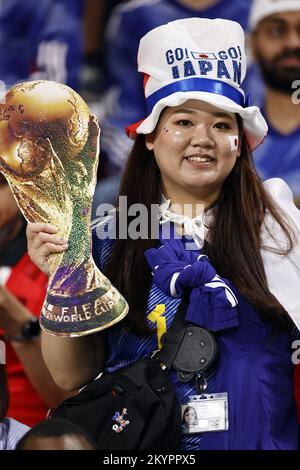 Ar-Rayyan, Katar. 1. Dezember 2022, Supporters of Japan beim FIFA World Cup Qatar 2022 Group E Match zwischen Japan und Spanien im Khalifa International Stadion am 1. Dezember 2022 in Ar-Rayyan, Katar. AP | niederländische Höhe | MAURICE AUS STEIN Stockfoto