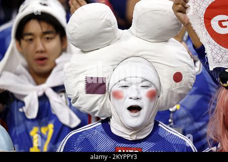 Ar-Rayyan, Katar. 1. Dezember 2022, Supporters of Japan beim FIFA World Cup Qatar 2022 Group E Match zwischen Japan und Spanien im Khalifa International Stadion am 1. Dezember 2022 in Ar-Rayyan, Katar. AP | niederländische Höhe | MAURICE AUS STEIN Stockfoto