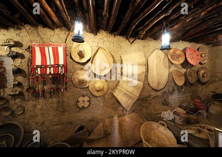 Altes traditionelles Kunsthandwerk im alten arabischen Schlammhaus - Al Malad Heritage Museum - Al Baha , Saudi Arabien Stockfoto