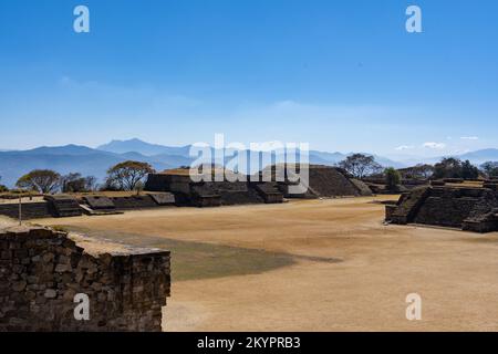 Blick auf die Nordplattform am Monte Alban, einer zapotekischen archäologischen Stätte in Oaxaca, Mexiko - 1 Stockfoto