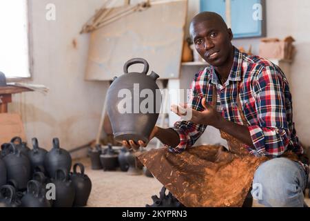 Potter Qualität von keramischen Objekten prüfen Stockfoto