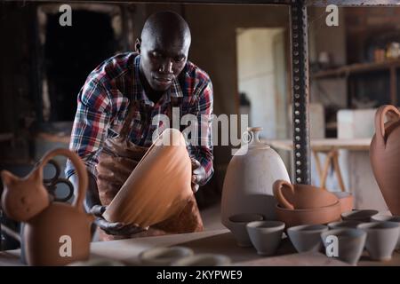 Potter Qualität von keramischen Objekten prüfen Stockfoto