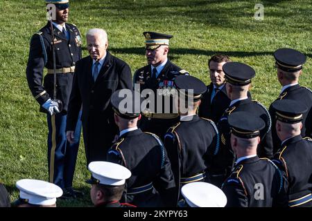 Washington, Usa. 01.. Dezember 2022. Präsident Joe Biden und Präsident Emmanuel Macron von Frankreich überprüfen amerikanische Truppen bei der Ankunftszeremonie auf dem südlichen Rasen des Weißen Hauses für den Präsidenten von Frankreich. Kredit: SOPA Images Limited/Alamy Live News Stockfoto