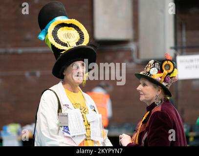 Mitglieder der offiziellen Monster Raving Loony Party während der Zählung im Northgate Arena Freizeitzentrum für die Nachwahl der Stadt Chester. Foto: Freitag, 2. Dezember 2022. Stockfoto