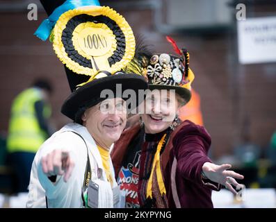 Mitglieder der offiziellen Monster Raving Loony Party während der Zählung im Northgate Arena Freizeitzentrum für die Nachwahl der Stadt Chester. Foto: Freitag, 2. Dezember 2022. Stockfoto