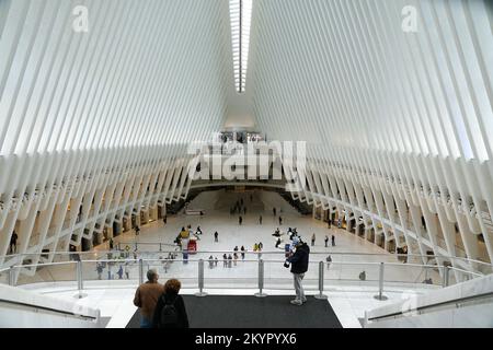 New York City, USA - 31. Oktober 2022 - der Blick ins Innere des Oculus im World Trade Center Stockfoto
