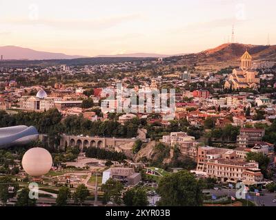 Blick aus der Vogelperspektive auf das Viertel Avlabari in der Hauptstadt von Georgia Tiflis mit Rike Park, Staatspalast der Zeremonien, Kathedrale der Heiligen Dreifaltigkeit Stockfoto