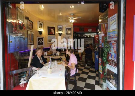 PARIS - 10. SEPTEMBER 2014: Gäste des Pariser Cafés. Pariser Cafés dienen als Zentrum des gesellschaftlichen und kulinarischen Lebens in Paris Stockfoto