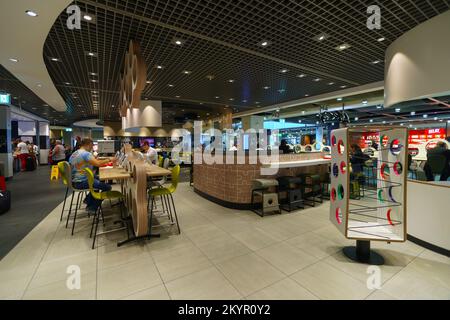 DÜSSELDORF, DEUTSCHLAND - 16. SEPTEMBER 2014: Inneneinrichtung des Restaurants McDonald's. McDonald's verkauft hauptsächlich Hamburger, Cheeseburger, Hühnchen, französischer freitag Stockfoto