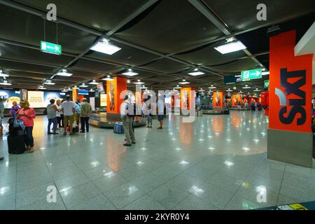 DÜSSELDORF, DEUTSCHLAND - 16. SEPTEMBER 2014: Innere des Flughafens Düsseldorf. Düsseldorf ist nach Frankfurt und Munic der drittgrößte Flughafen Deutschlands Stockfoto