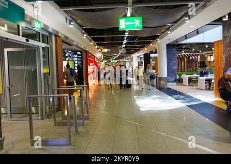 DÜSSELDORF, DEUTSCHLAND - 16. SEPTEMBER 2014: Innere des Flughafens Düsseldorf. Düsseldorf ist nach Frankfurt und Munic der drittgrößte Flughafen Deutschlands Stockfoto