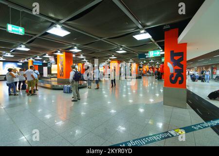 DÜSSELDORF, DEUTSCHLAND - 16. SEPTEMBER 2014: Innere des Flughafens Düsseldorf. Düsseldorf ist nach Frankfurt und Munic der drittgrößte Flughafen Deutschlands Stockfoto