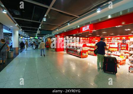 DÜSSELDORF, DEUTSCHLAND - 16. SEPTEMBER 2014: Innere des Flughafens Düsseldorf. Düsseldorf ist nach Frankfurt und Munic der drittgrößte Flughafen Deutschlands Stockfoto