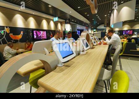 DÜSSELDORF, DEUTSCHLAND - 16. SEPTEMBER 2014: Inneneinrichtung des Restaurants McDonald's. McDonald's verkauft hauptsächlich Hamburger, Cheeseburger, Hühnchen, französischer freitag Stockfoto