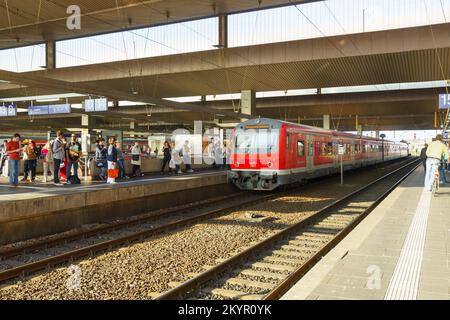 DÜSSELDORF - 16. SEPTEMBER 2014: Düsseldorfer Bahnhof. Düsseldorf ist die Hauptstadt des Bundeslandes Nordrhein-Westfalen und C. Stockfoto