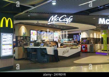 DÜSSELDORF, DEUTSCHLAND - 16. SEPTEMBER 2014: Das Innere des McCafe. McCafe ist eine Speise- und Getränkekette im Stil eines Kaffeehauses, die sich im Besitz von McDonald's befindet. Stockfoto