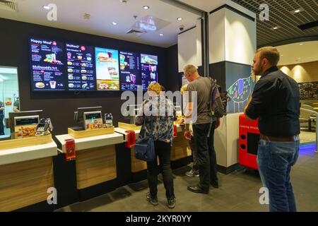 DÜSSELDORF, DEUTSCHLAND - 16. SEPTEMBER 2014: Inneneinrichtung des Restaurants McDonald's. McDonald's verkauft hauptsächlich Hamburger, Cheeseburger, Hühnchen, französischer freitag Stockfoto