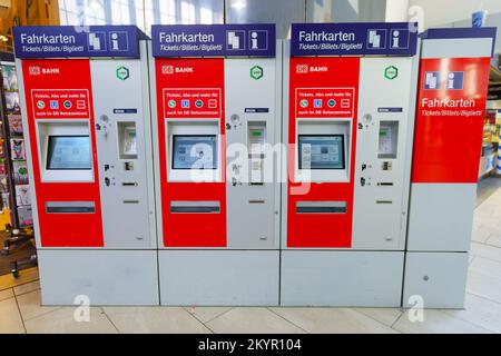 DÜSSELDORF - 16. SEPTEMBER 2014: Innere des Düsseldorfer Bahnhofs. Düsseldorf ist die Hauptstadt des Bundeslandes Nordrhein-West Stockfoto