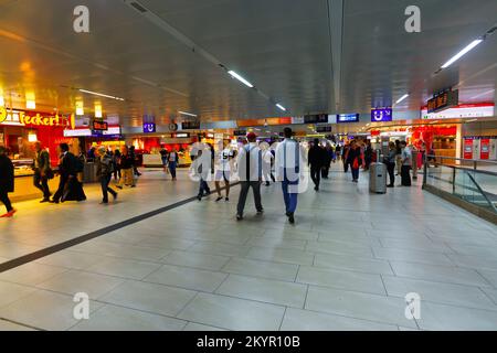 DÜSSELDORF - 16. SEPTEMBER 2014: Innere des Düsseldorfer Bahnhofs. Düsseldorf ist die Hauptstadt des Bundeslandes Nordrhein-West Stockfoto