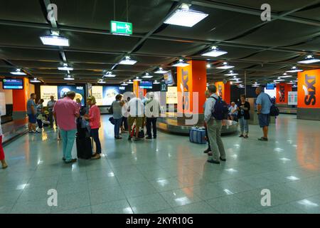 DÜSSELDORF, DEUTSCHLAND - 16. SEPTEMBER 2014: Innere des Flughafens Düsseldorf. Düsseldorf ist nach Frankfurt und Munic der drittgrößte Flughafen Deutschlands Stockfoto