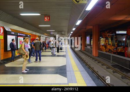 KÖLN, DEUTSCHLAND - 19. SEPTEMBER 2014: Köln Stadtbahn am Bahnhof. Die Kölner Stadtbahn ist ein Stadtbahnsystem in der deutschen Stadt Köln, i Stockfoto