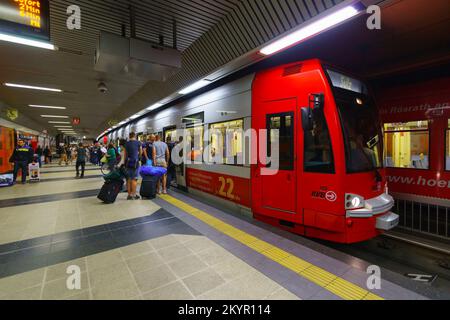 KÖLN, DEUTSCHLAND - 19. SEPTEMBER 2014: Köln Stadtbahn am Bahnhof. Die Kölner Stadtbahn ist ein Stadtbahnsystem in der deutschen Stadt Köln, i Stockfoto