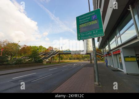 KÖLN, DEUTSCHLAND - 19. SEPTEMBER 2014: Straßen von Köln. Köln, Deutschlands viertgrößte Stadt nach Berlin, Hamburg und München Stockfoto