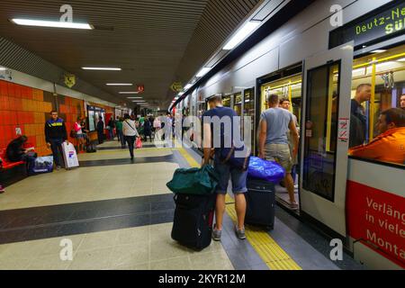 KÖLN, DEUTSCHLAND - 19. SEPTEMBER 2014: Köln Stadtbahn am Bahnhof. Die Kölner Stadtbahn ist ein Stadtbahnsystem in der deutschen Stadt Köln, i Stockfoto