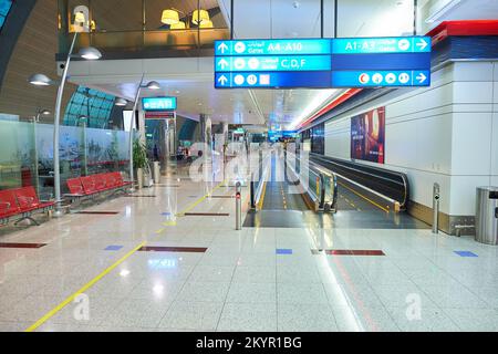 DUBAI, VAE - 21. NOVEMBER 2015: Innenansicht des Flughafens Dubai. Der Dubai International Airport ist der verkehrsreichste Flughafen der Welt mit internationalem Passagiertraff Stockfoto