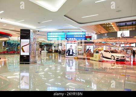 DUBAI, VAE - 21. NOVEMBER 2015: Innenansicht des Flughafens Dubai. Der Dubai International Airport ist der verkehrsreichste Flughafen der Welt mit internationalem Passagiertraff Stockfoto