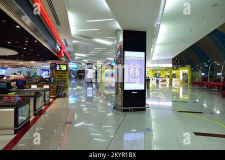 DUBAI, VAE - 21. NOVEMBER 2015: Innenansicht des Flughafens Dubai. Der Dubai International Airport ist der verkehrsreichste Flughafen der Welt mit internationalem Passagiertraff Stockfoto