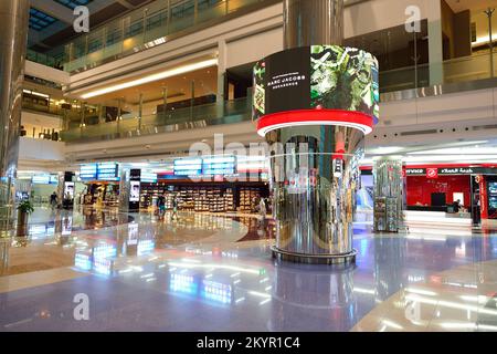 DUBAI, VAE - 21. NOVEMBER 2015: Innenansicht des Flughafens Dubai. Der Dubai International Airport ist der verkehrsreichste Flughafen der Welt mit internationalem Passagiertraff Stockfoto