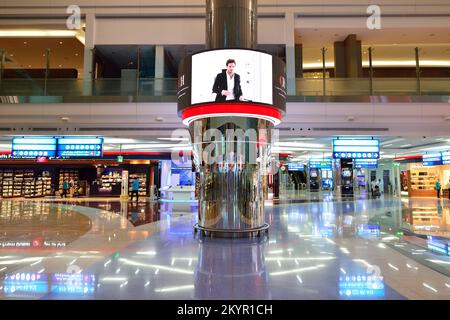 DUBAI, VAE - 21. NOVEMBER 2015: Innenansicht des Flughafens Dubai. Der Dubai International Airport ist der verkehrsreichste Flughafen der Welt mit internationalem Passagiertraff Stockfoto