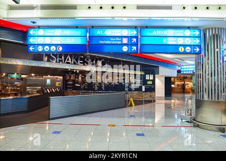 DUBAI, VAE - 21. NOVEMBER 2015: Innenansicht des Flughafens Dubai. Der Dubai International Airport ist der verkehrsreichste Flughafen der Welt mit internationalem Passagiertraff Stockfoto