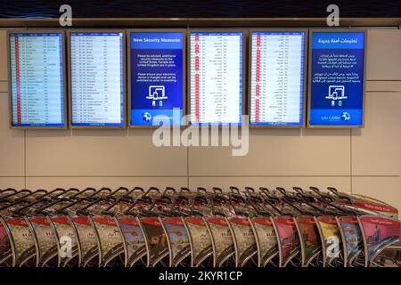 DUBAI, VAE - 21. NOVEMBER 2015: Innenansicht des Flughafens Dubai. Der Dubai International Airport ist der verkehrsreichste Flughafen der Welt mit internationalem Passagiertraff Stockfoto