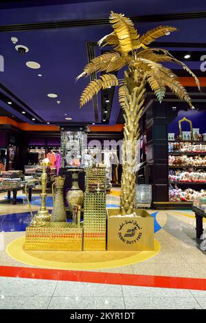 DUBAI, Vereinigte Arabische Emirate - 21. NOVEMBER 2015: Das Innere von Dubai Duty Free. Dubai Duty Free ist der weltweit größte Einzelflughafen Stockfoto