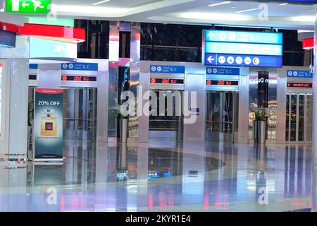 DUBAI, VAE - 21. NOVEMBER 2015: Innenansicht des Flughafens Dubai. Der Dubai International Airport ist der verkehrsreichste Flughafen der Welt mit internationalem Passagiertraff Stockfoto